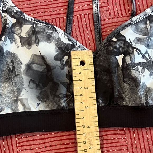 Puma women’s medium Black and Gray Floral Sports Bra - Picture 5 of 10